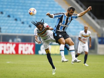 Após vaias, Felipão defende Douglas e se vê como vilão em fase ruim