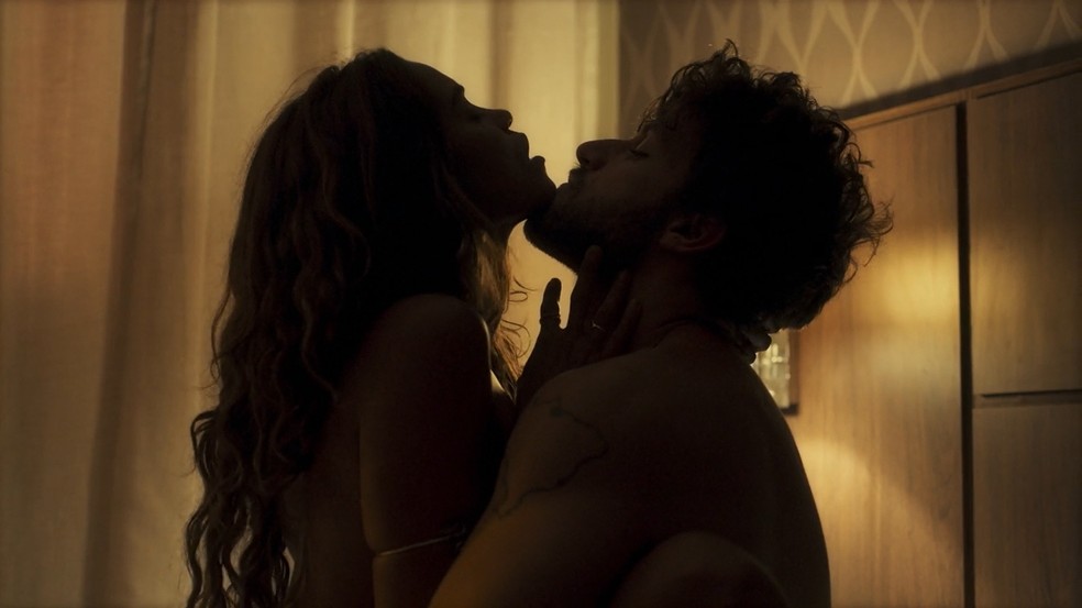 Brisa (Lucy Alves) e Ari (Chay Suede) transam em Travessia &mdash; Foto: TV Globo