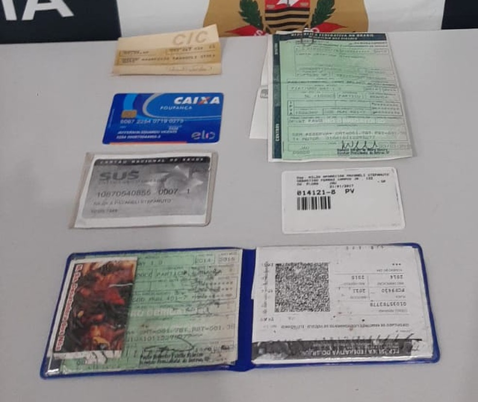 Polícia Civil encontra documentos pessoais e cartões de crédito da vítima  — Foto: Delegacias de Investigações Gerais/Divulgações