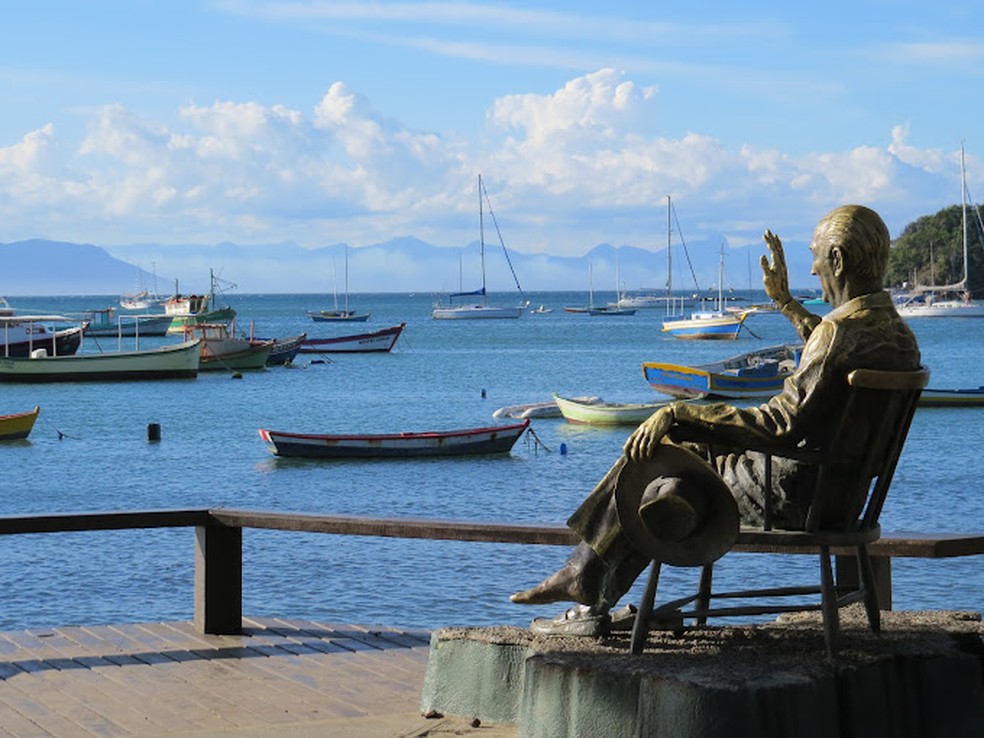 Estátua de Juscelino Kubitschek, em Búzios, é um dos pontos turísticos procurados por visitantes para fazer fotos — Foto: Andreia Benvenuti/Google Maps
