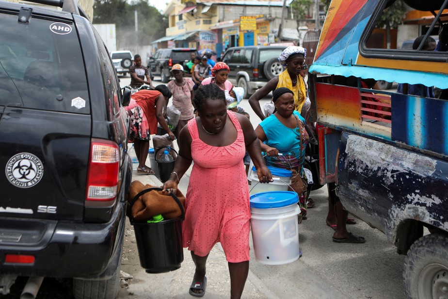 Moradores fogem de suas casas em meio a batalhas de gangues em Port-au-Prince