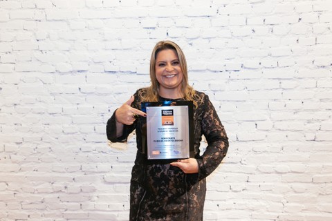 Carla Sarni, presidente da Sorridents, recebe o troféu de Franquia do Ano durante o Prêmio Melhores Franquias 2021, de PEGN
