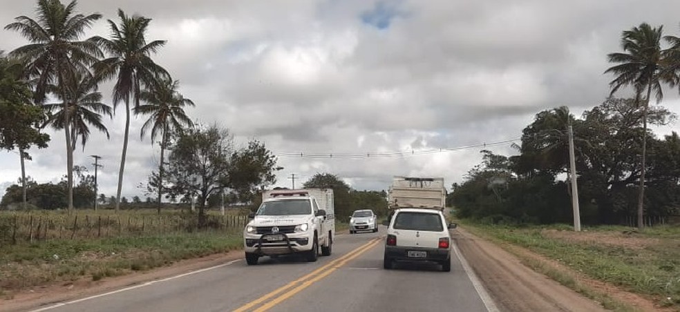 Mulher foi encontrada morta  Ã s margens da BR-406, em CearÃ¡-Mirim â Foto: SÃ©rgio Henrique Santos/Inter TV Cabugi
