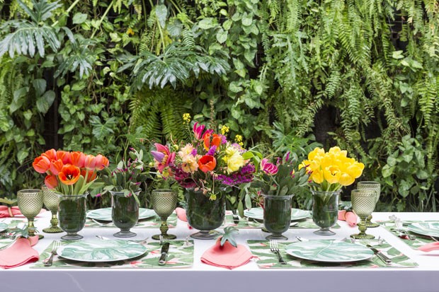 Mesa decorada para a primavera com flores, folhagens e estampas (Foto: Douglas Daniel)