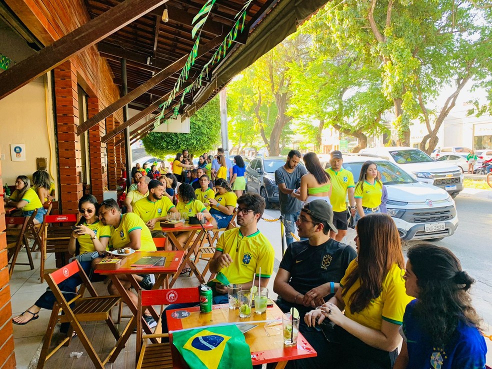 Torcedores lotam bares e restaurantes em Maceió para assistir à estreia do Brasil na Copa do Mundo — Foto: Vivi Leão/g1