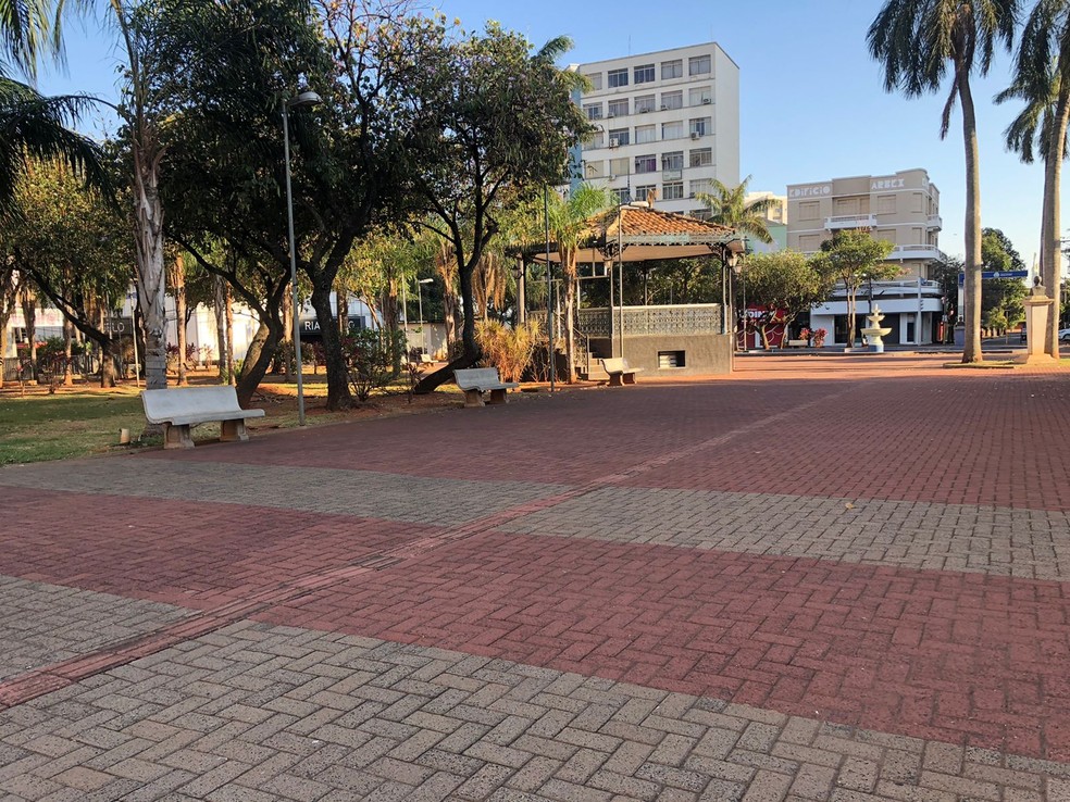 Policiais irão fazer varredura na Praça Rui Barbosa, em Araçatuba (SP) — Foto: Thais Gomes/TV TEM