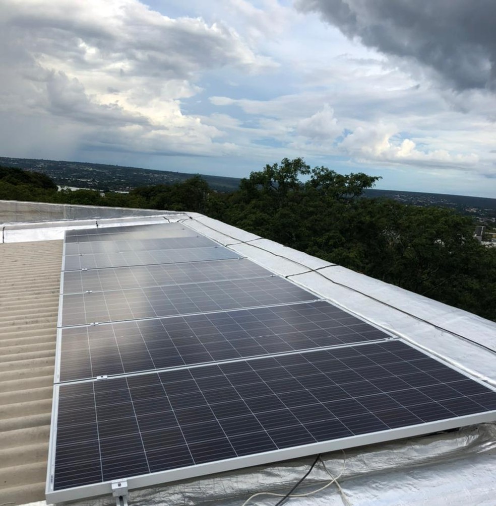 Placas de geração de energia solar instaladas em prédio na 203 Sul, no DF — Foto: Arquivo pessoal