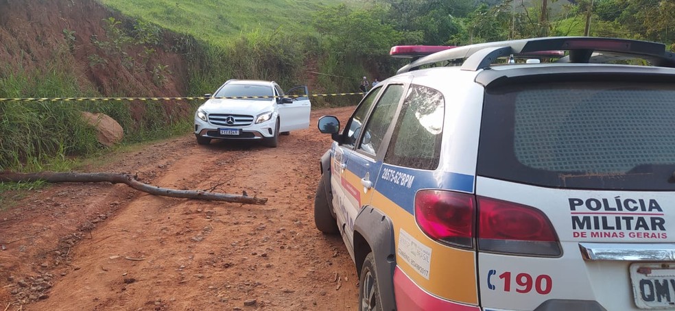 Tronco de árvore estava na pista, casal pode ter sido vítima de emboscada — Foto: Hérisder Matias/Inter TV dos Vales