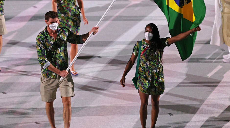 Bruno Rezende e Ketleyn Quadros usando roupas da Wöllner na abertura das Olimpíadas 2021 (Foto: Patrick Smith/Getty Images)