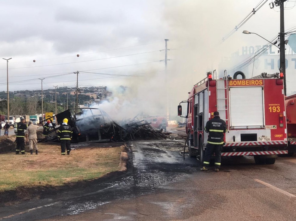 Caminhão ficou completamente destruído pelas chamas — Foto: Walter Quevedo
