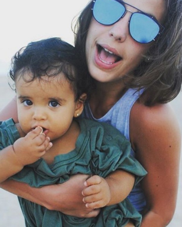 Filhas de Carolina Ferraz se divertem na praia (Foto: Reprodução Instagram)