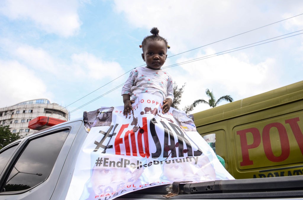 Menina segura faixa pedindo o fim da Sars, em Lagos, na Nigéria (Foto: Getty Images)