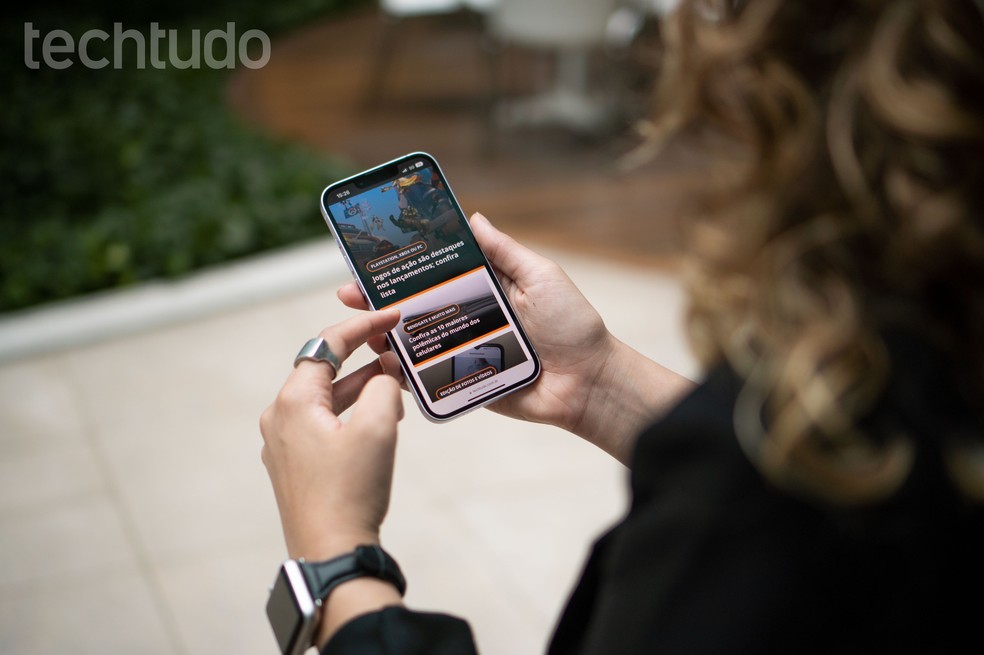 iPhone 14 roxo na redação do TechTudo — Foto: Laura Storino/TechTudo