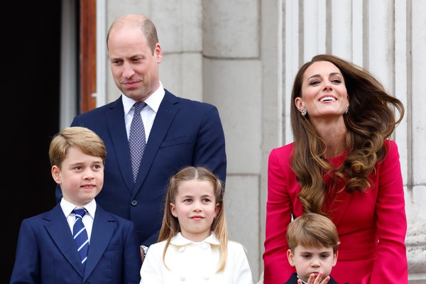 O Príncipe William e a Duquesa Kate Middleton, com os três filhos, durante um dos eventos do Jubileu de Platina da Rainha Elizabeth II (Foto: Getty Images)