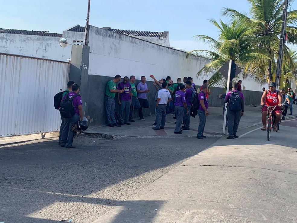 Rodoviários de empresa do transporte coletivo cruzam os braços em Aracaju (SE) — Foto: Kedma Ferr/ TV Sergipe