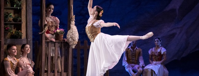 Claudia Mota no papel de 'Giselle', clássico do balé — Foto: Divulgação/Daniel Ebendinger
