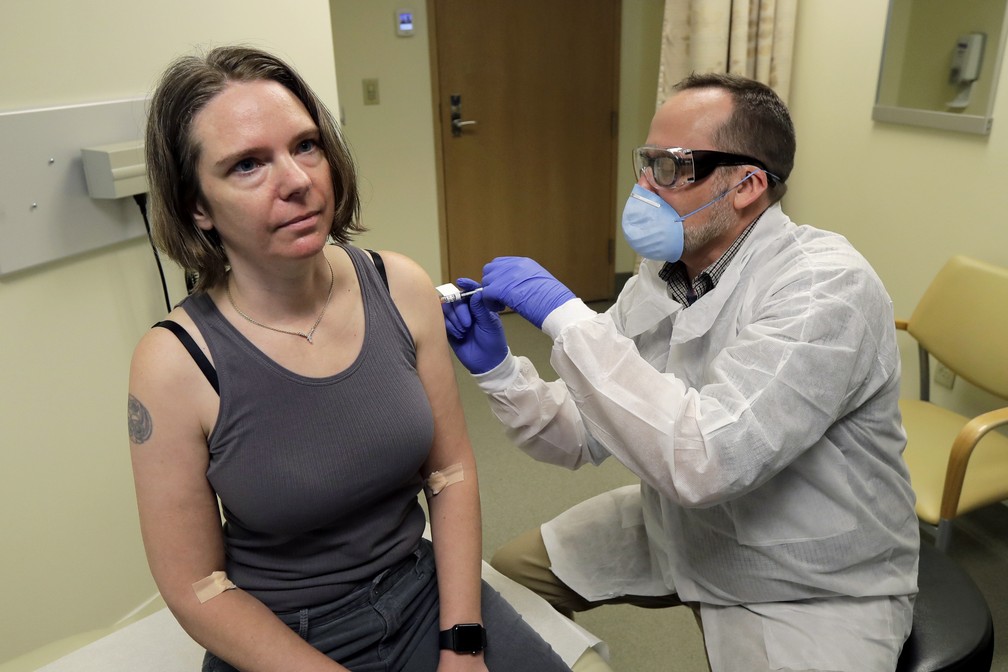 Jennifer Haller foi a primeira pessoa a receber uma dose da vacina contra coronavírus nos EUA — Foto: Ted S. Warren/AP