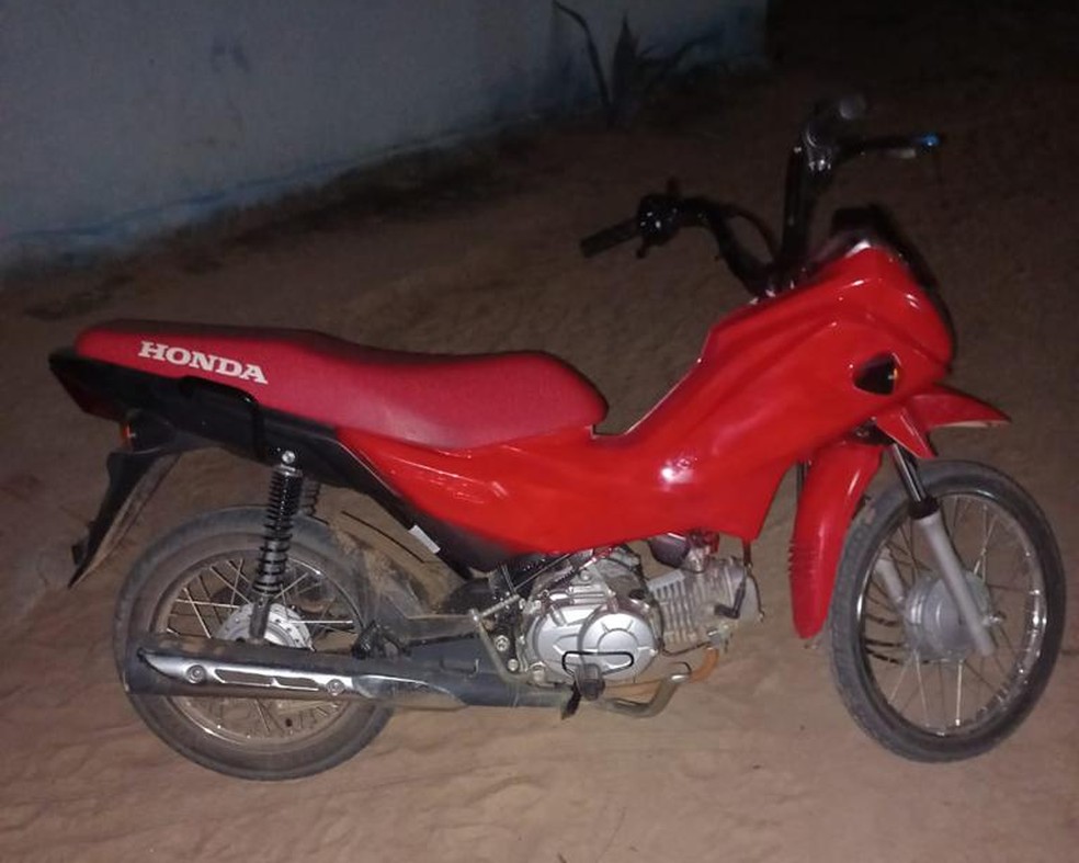 Assaltantes pintam moto com tinta spray para fugir da polícia após roubo no Sul do Piauí — Foto: Divulgação/PM