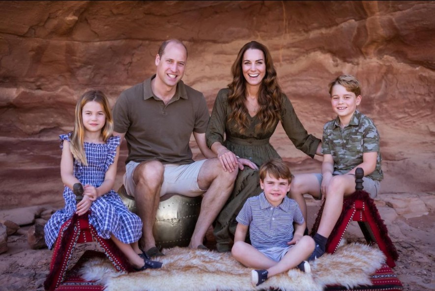 Kate, o marido, príncipe William, e os filhos Charlotte, Louis e George (Foto: Reprodução Instagram)
