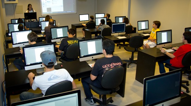 Sala de aula da Gracom, em Fortaleza, onde os alunos participam do curso Open CG, voltado à criação em computação gráfica (Foto: Divulgação)
