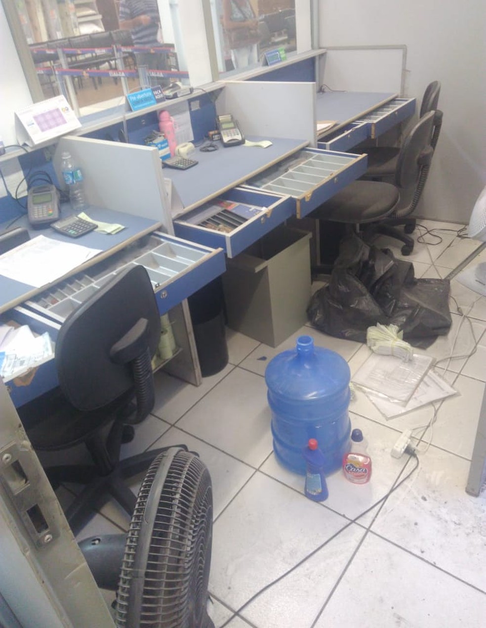 Ladrões invadiram correspondente bancário — Foto: Gabriel Matheus Rainho/Cedida