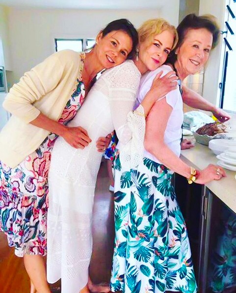 A foto compartilhada pela atriz Nicole Kidman com ela junto da irmã e da mãe delas (Foto: Instagram)