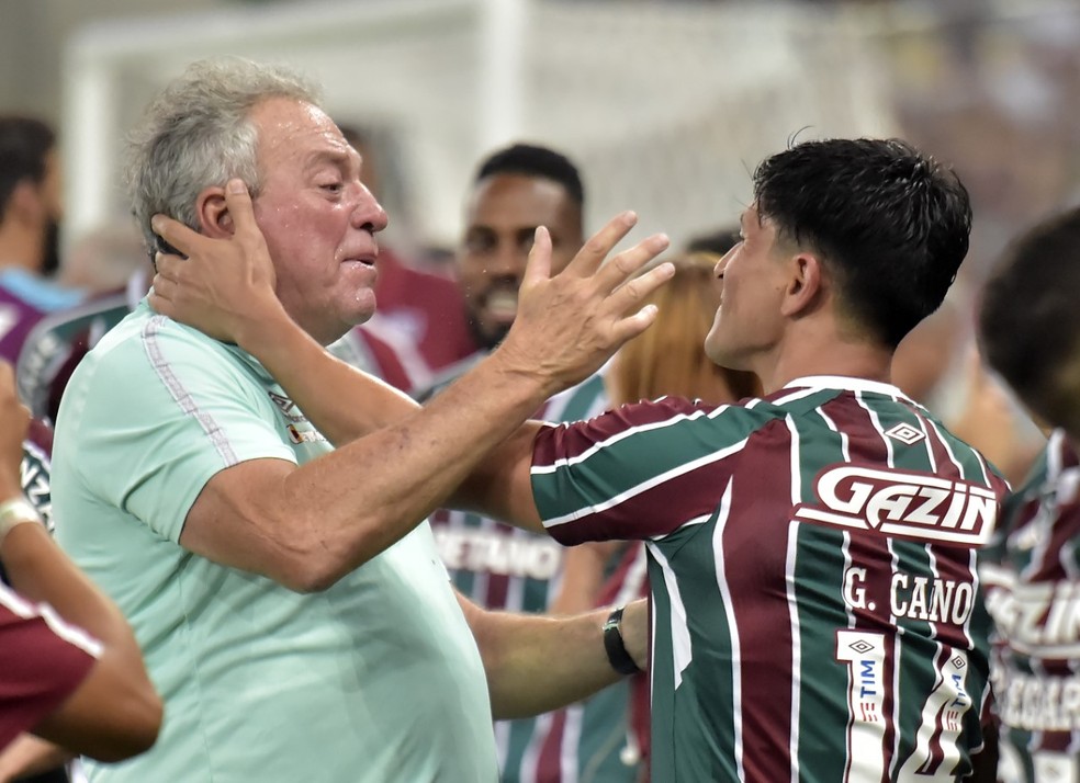 Abel comemora título do Fluminense com Cano — Foto: André Durão