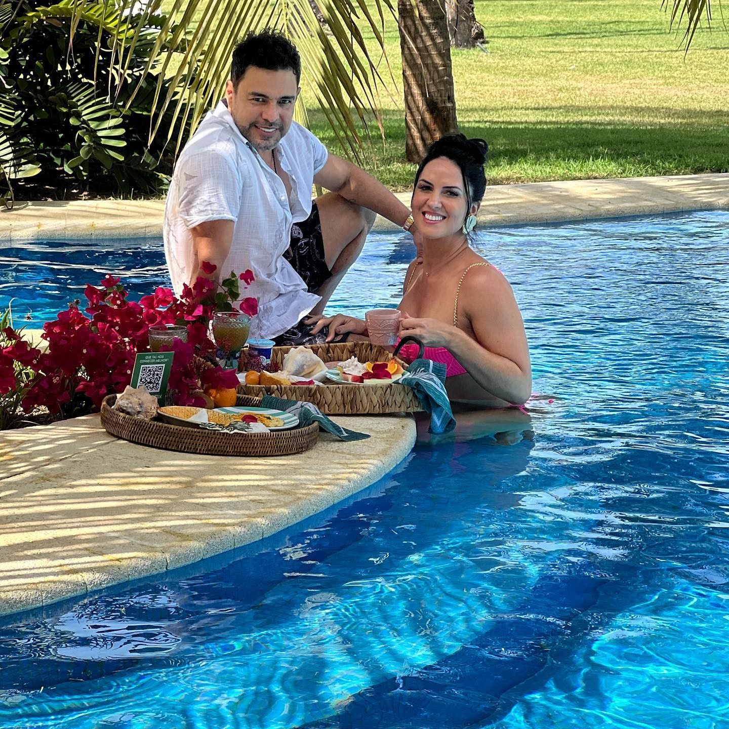 Graciele Lacerda registra café da manhã romântico na piscina ao lado de Zezé Di Camargo (Foto: Reprodução/Instagram)