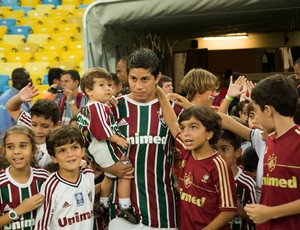 Conca é assediado por torcedores do Fluminense (Foto: Nelson Perez/Fluminense FC)