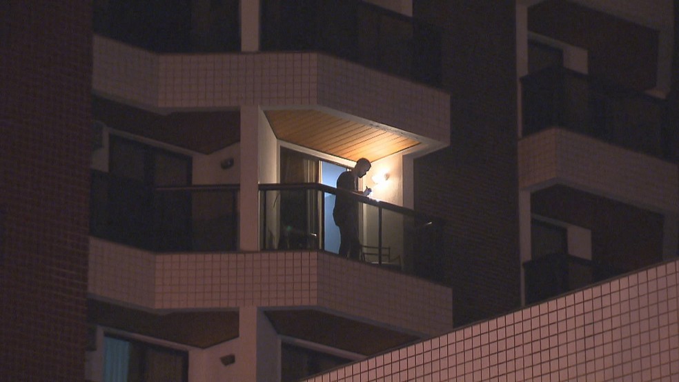 Policiais Civis estivam no apartamento e na varanda do hotel no Setor Hoteleiro Norte no DF — Foto: Reprodução/TV Globo