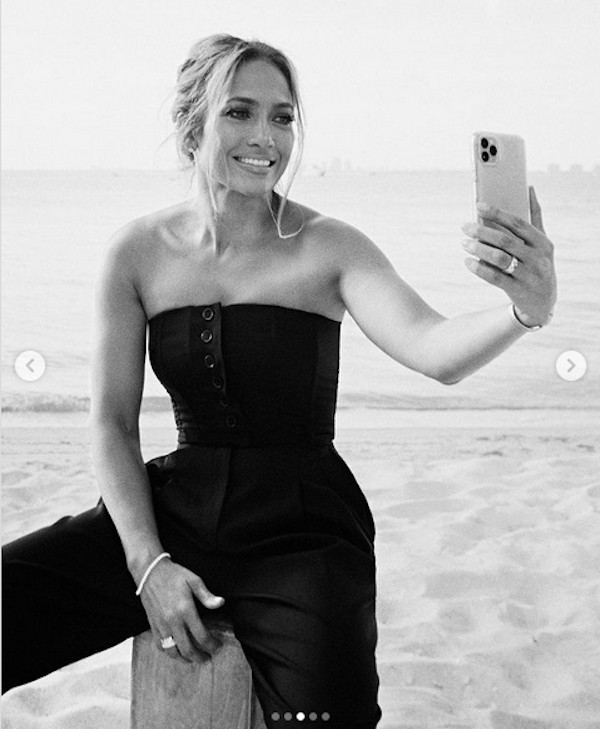 A cantora Jennifer Lopez em ensaio para a revista norte-americana InStyle Magazine (Foto: Divulgação/Instagram)