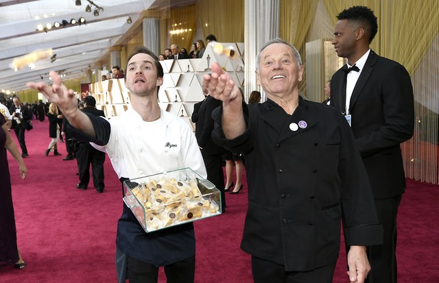 HOLLYWOOD, CALIFORNIA - FEBRUARY 09: Chef Wolfgang Puck (C) attends the 92nd Annual Academy Awards at Hollywood and Highland on February 09, 2020 in Hollywood, California. (Photo by Kevork Djansezian/Getty Images) (Foto: Getty Images)