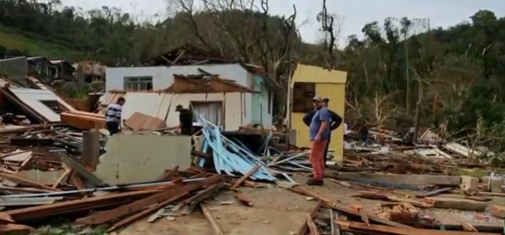 No total, 25 famílias tiveram a casa totalmente destruída com o tornado — Foto: Reprodução/ NSC TV