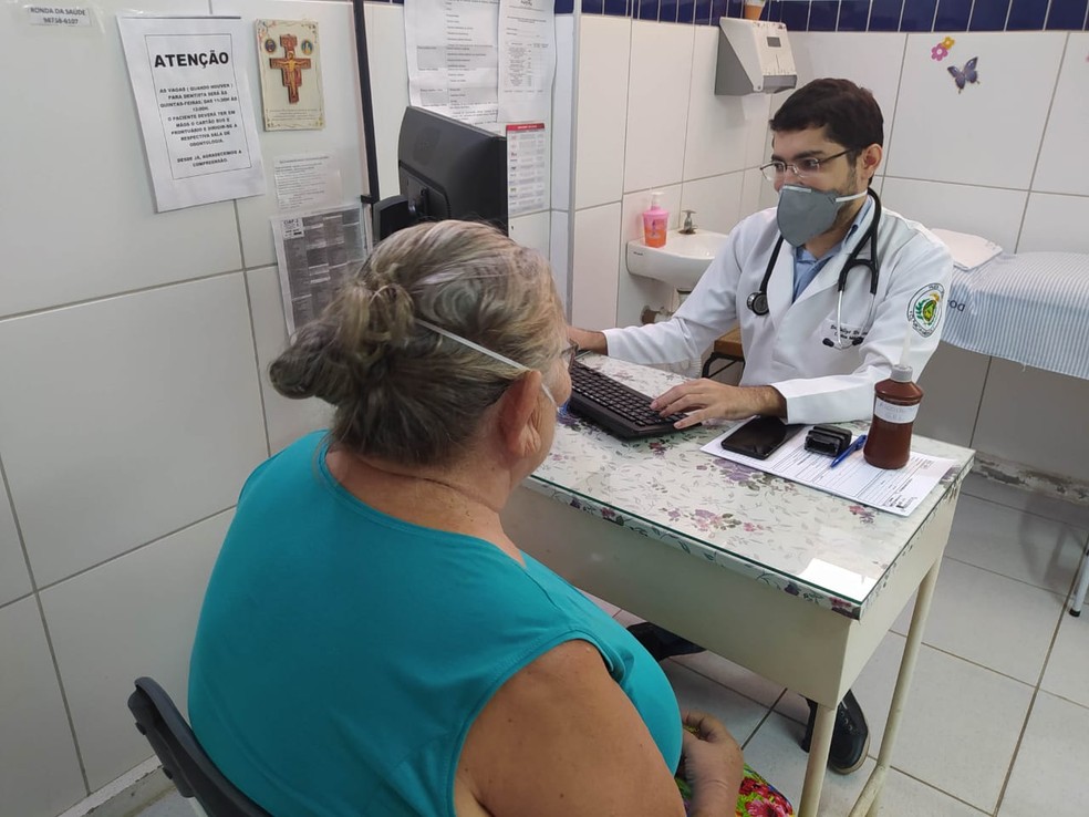 Médico recém-contratado pelo Mais Médicos atende paciente de Natal — Foto: Prefeitura de Natal/Divulgação