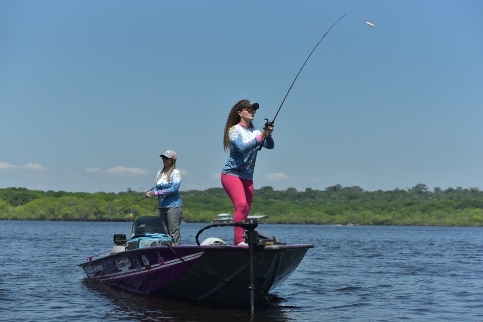 Kelly Ferreira e Fabiana Mendonça incentivam mulheres a entrarem na pesca esportiva — Foto: Janailton Falcão/Amazonastur