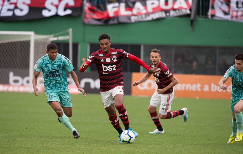 Falta intensidade, sobra criatividade: Vitinho tem “vai ou racha” no Flamengo