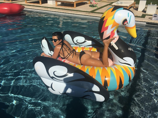 A celebridade Kourtney Kardashian na piscina de sua casa (Foto: Instagram)