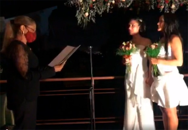 Primeiro casamento entre duas mulheres na Costa Rica (Foto: Reprodução/Youtube)