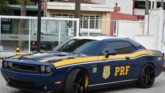 Dodge Challenger apreendido em ação contra o tráfico vira viatura da Polícia Rodoviária Federal no Paraná