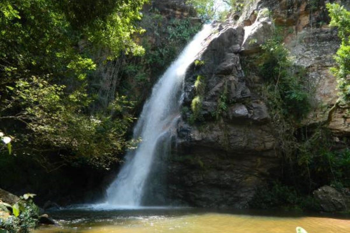 Idosa é resgatada após cair em buraco em cachoeira de Chapada dos Guimarães thumbnail
