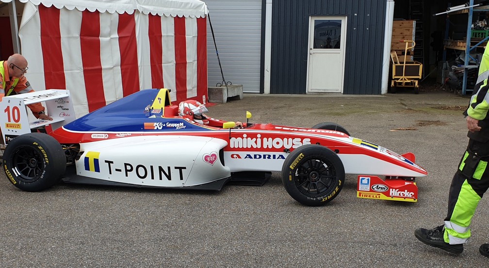 Juju Noda venceu uma prova e marcou uma pole position na estreia na F4 Dinamarquesa — Foto: Noda Racing