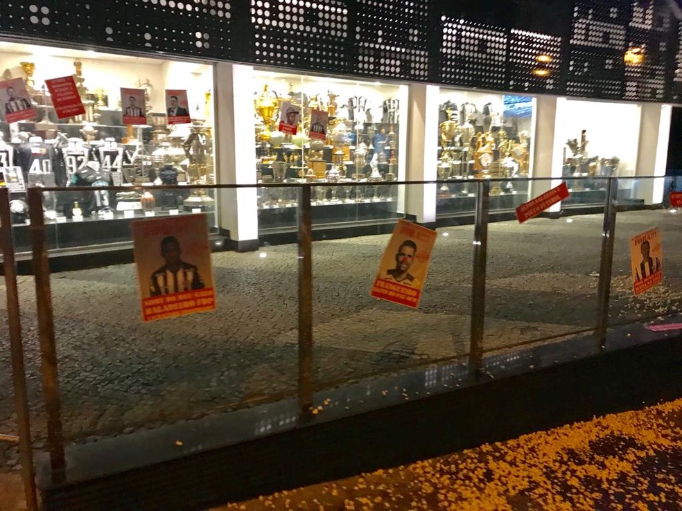 Cartazes onde os jogadores aparecem com nariz de palhaÃ§o foram colados em vidros da sede do AtlÃ©tico-MG â€” Foto: ReproduÃ§Ã£o / internet