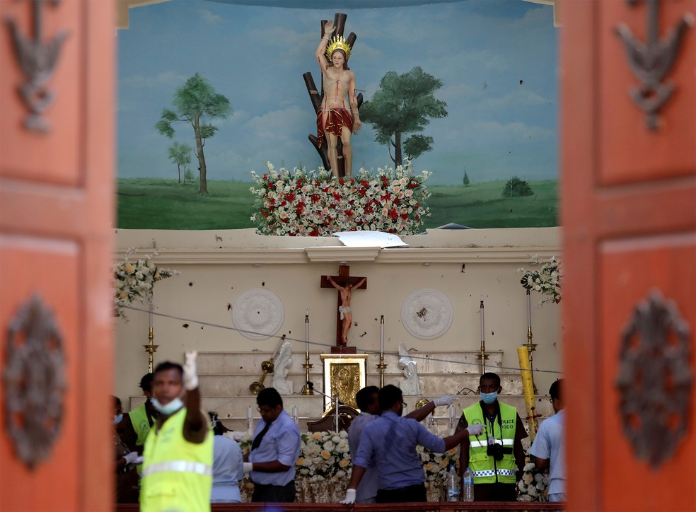 Policiais trabalham na Igreja Católica de São Sebastião em Negombo, no Sri Lanka, um dos locais alvos dos atentados orquestrados do domingo de Páscoa — Foto: Athit Perawongmetha/Reuters