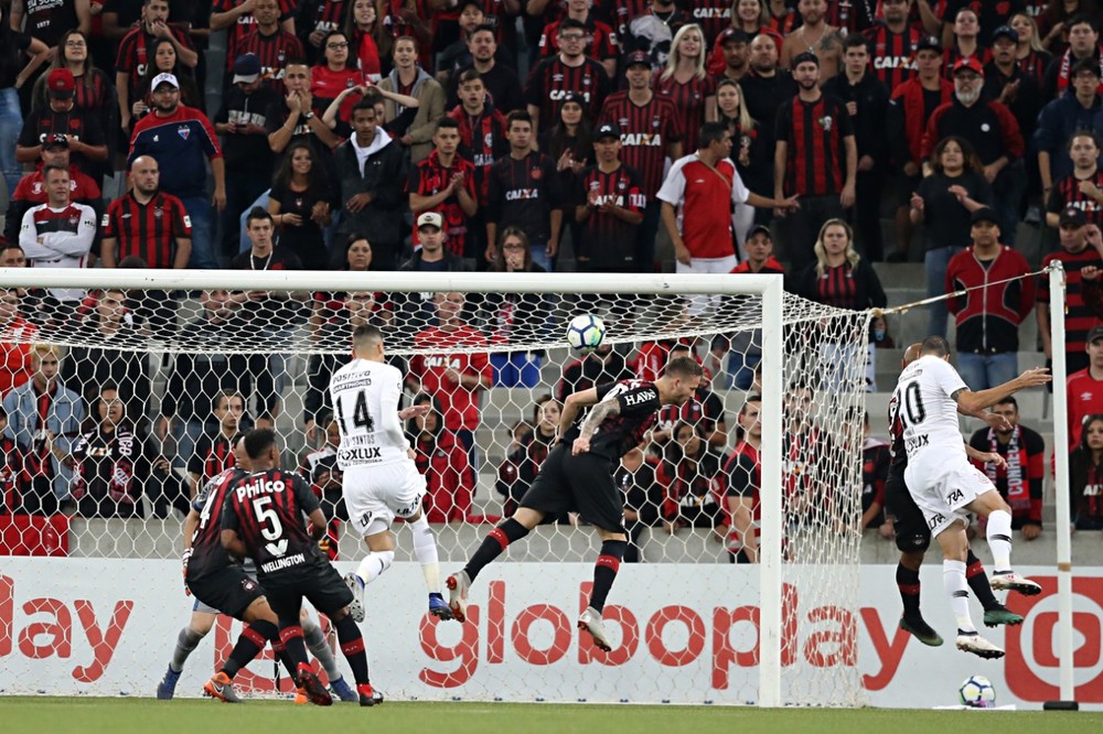Corinthians sofre com bolas aéreas, e sofre um terço dos gols em jogadas pelo alto