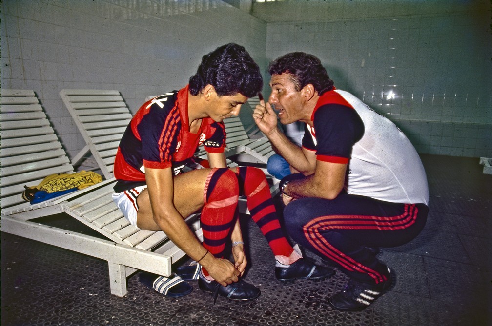 Bebeto recebe instrução de Sebastião Lazaroni, técnico do Flamengo, na Fonte Nova, antes de encarar o Vitória, seu ex-time — Foto: Ricardo Beliel