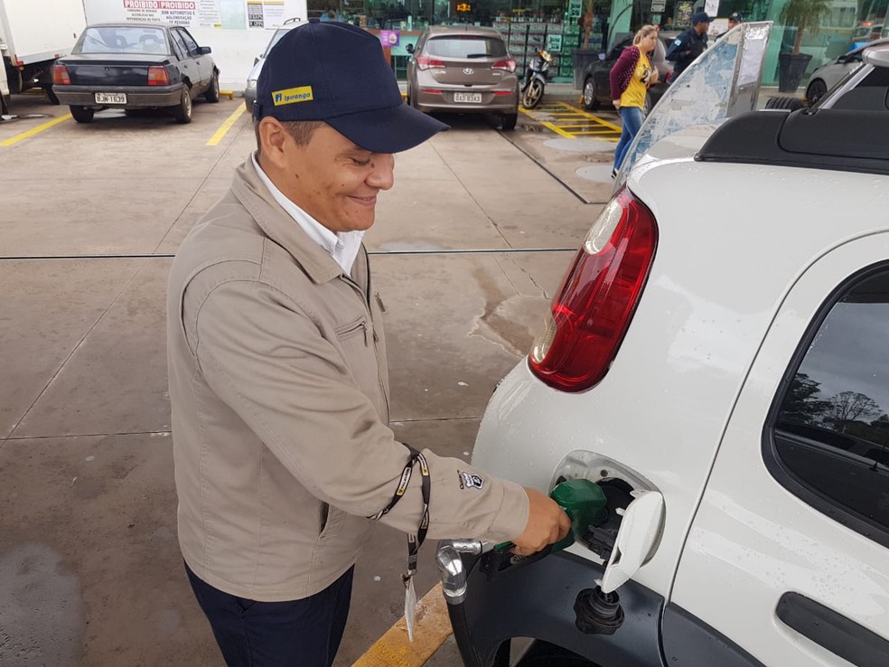 250 carros foram abastecidos a R$ 2,50 o litro  (Foto: Rodney Junior/DivulgaÃ§Ã£o)