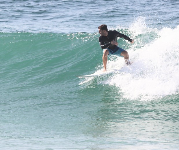 Klebber Toledo mostra habilidade ao pegar onda em praia carioca (Foto: Dilson Silva / AgNews)