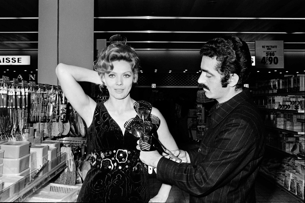 Paco Rabanne com a atriz Corinne Marchand em 1969 — Foto: Arquivo/via AFP
