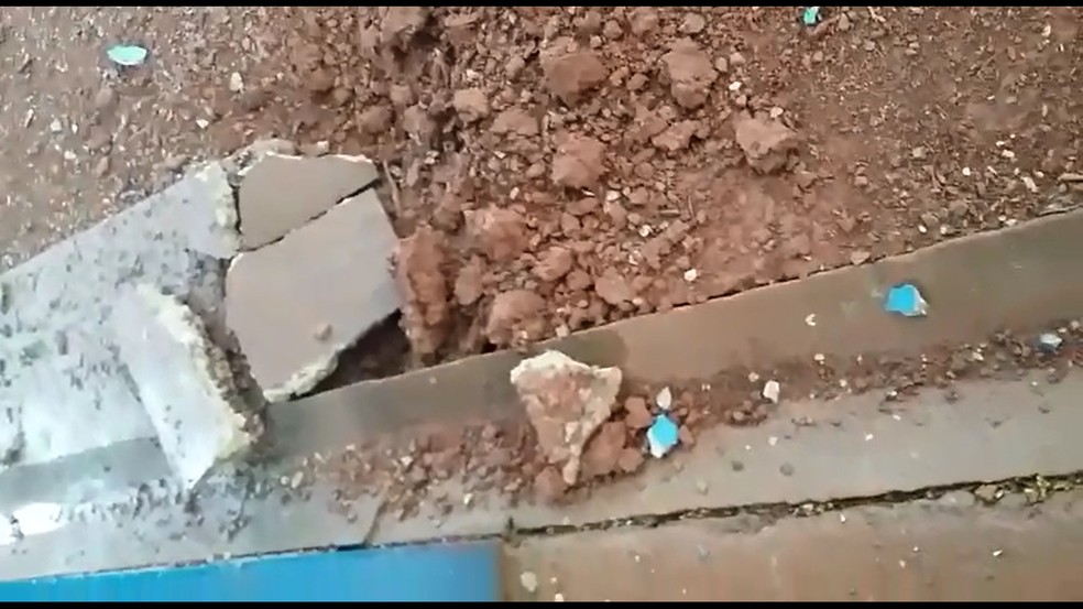 Raio causou danos à estrutura da escola em Palmital (Foto: Arquivo Pessoal)