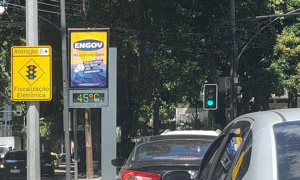 TermÃ´metro de rua marcava 45Â°C em Botafogo no meio da tarde desta quinta â Foto: Eduardo Pierre/G1 